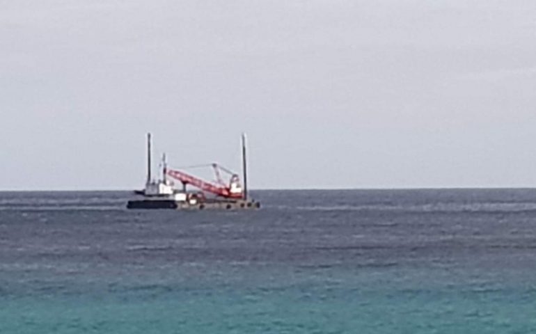 Pula, S. Margherita, pontone e apparente draga (13 gennaio 2019)