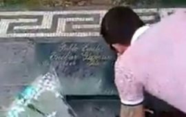 Sniffa cocaina sulla tomba di Pablo Escobar turista espulso dalla Colombia