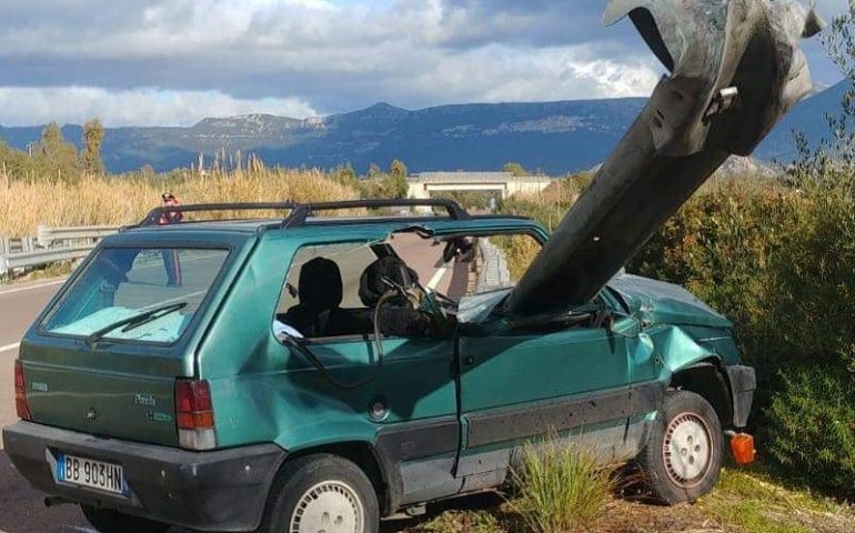 Guard rail oltrepassa l’auto. L’incidente sulla 125, nessuna grave conseguenza per l’autista