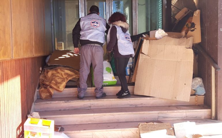 Povertà estreme. Viaggio ai margini della società, tra i senzatetto a Cagliari in compagnia dei volontari