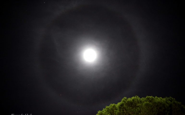 Spettacolare luna ieri sera nel cielo ogliastrino: ecco il raro fenomeno dell’alone 22º