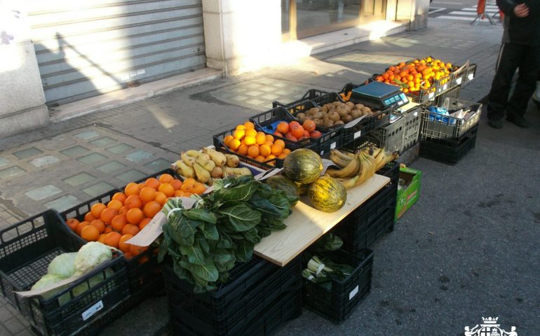 Ambulanti abusivi. Multati per 5000 euro in via Sant’Alenixedda tre venditori di frutta e verdura