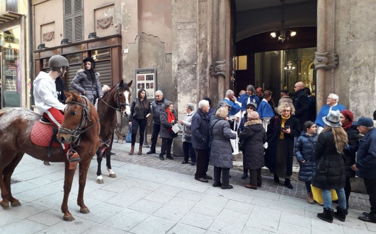 Cagliari, la benedizione degli animali. A Sant’Antonio una preghiera per gli amici a quattro zampe (VIDEO)