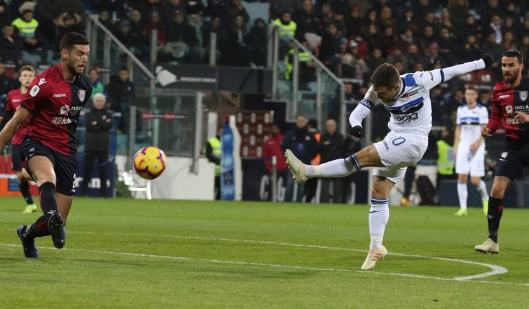 Zapata incorna il Cagliari: rossoblù eliminati dalla Coppa Italia, l’Atalanta vince 2-0