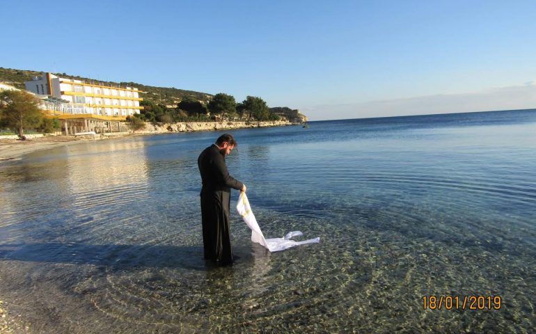 La comunità cristiano-ortodossa in Sardegna ha festeggiato l’Epifania con il battesimo delle acque a Calamosca