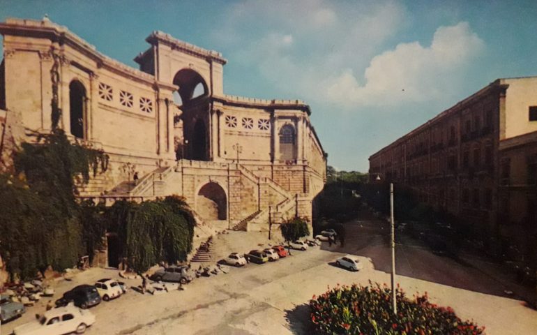 La Cagliari che non c’è più: il Bastione anni ’60, tante, tante Cinquecento e al posto della rotatoria un’aiuola fiorita