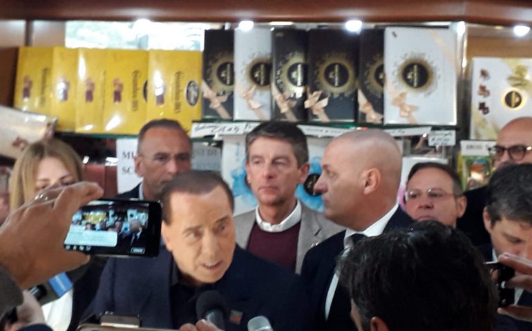 Silvio Berlusconi a Pirri: il momento dell’ingresso al Bar Mariuccia (VIDEO)