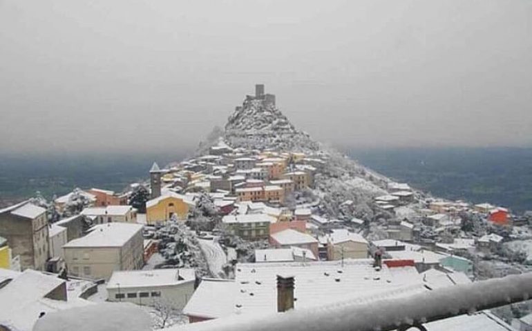 Paesaggi da fiaba in Sardegna: Burgos e il suo castello sotto la neve
