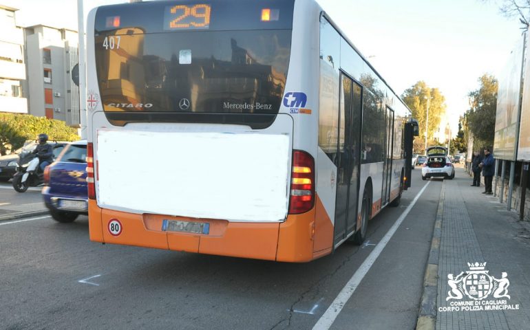 Cagliari, autobus investe pedone: giovane all’ospedale