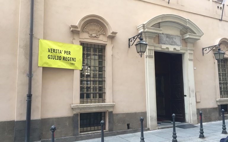 L’Università di Cagliari ricorda Giulio Regeni con uno striscione
