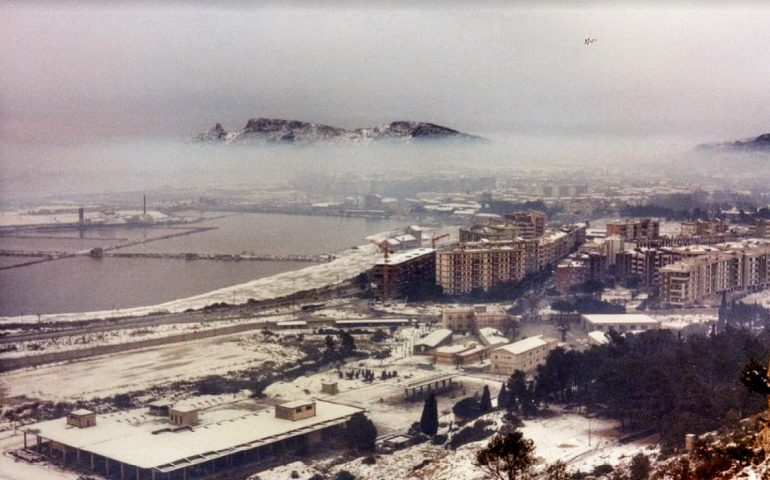 La Cagliari che non c’è più: la Sella del Diavolo e le saline innevate viste da Monte Urpinu il 9 gennaio 1985