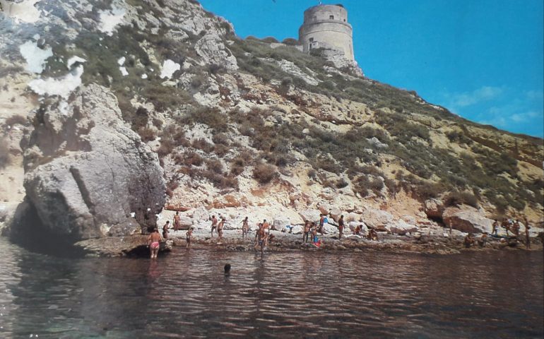La Cagliari che non c’è più: un tuffo sotto il faro di Calamosca nell’85
