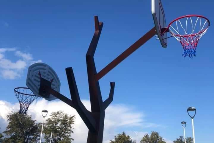 Inaugurato al Poetto il primo albero-canestro donato dal Rotary Club al Comune