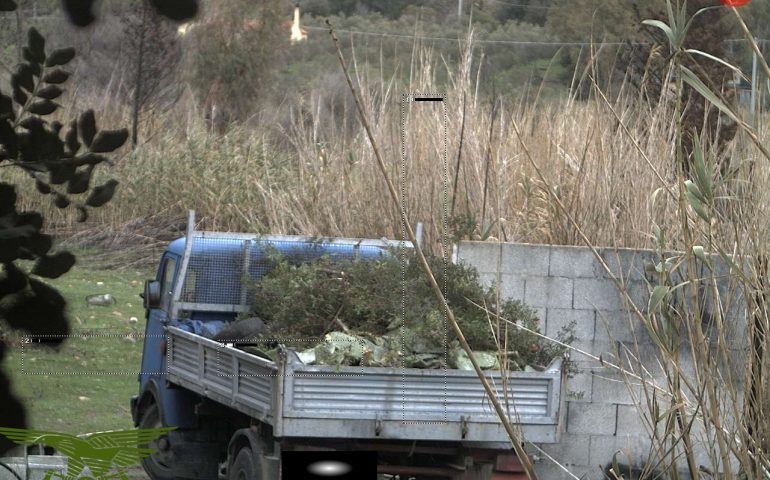 Accumulava e bruciava rifiuti nelle campagne di Quartucciu. Inchiodato dalle telecamere