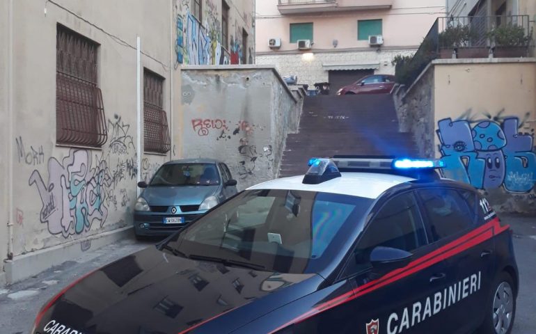 Cagliari, spacciatore gambiano aggredisce e minaccia con un coltello un carabiniere in piazza Del Carmine