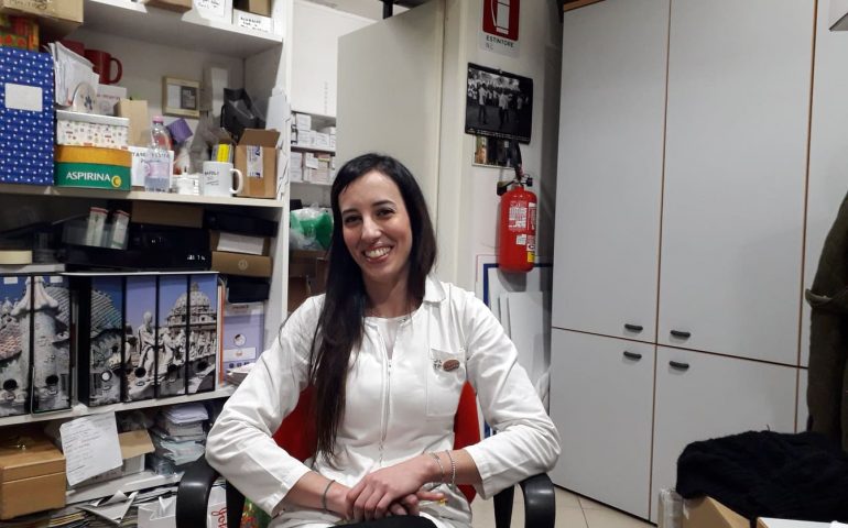 (VIDEO) Cagliari, la farmacia di Sant’Elia. «Lavorare qui? È come una grande famiglia. Di notte mai avuto problemi»