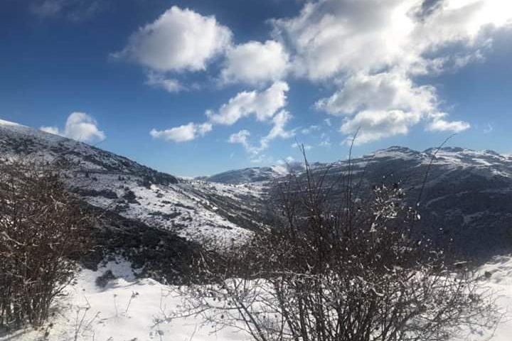 La foto del giorno: la magnifica luce nel contrasto tra neve e cielo, Fonni innevata e con il sole