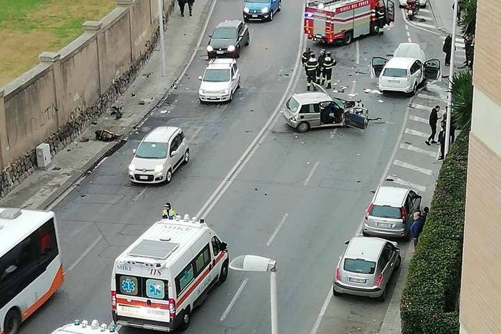 Cagliari, terribile incidente stradale in via Cadello: due giovani gravissimi