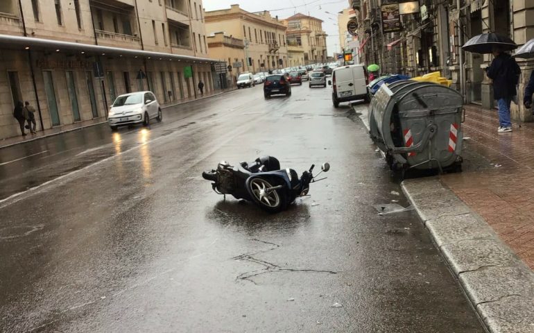 Cagliari, 64enne attraversa lontano dalle strisce in via Roma e viene investito da una moto