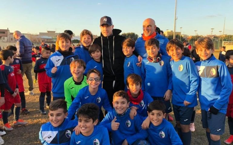 Pomeriggio speciale per i piccoli calciatori cagliaritani: al torneo arriva Nainggolan