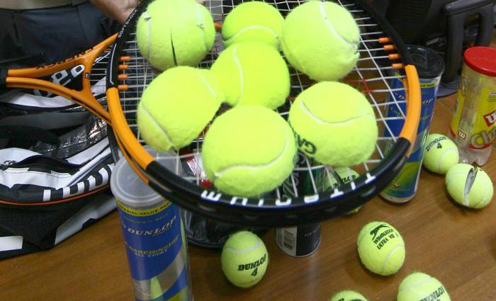 Sennori, palline da tennis per attutire i rumori a scuola