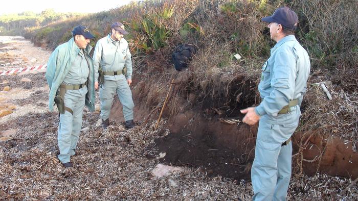 Capo Caccia. Trovato uno scheletro insabbiato nella spiaggia di Mugoni