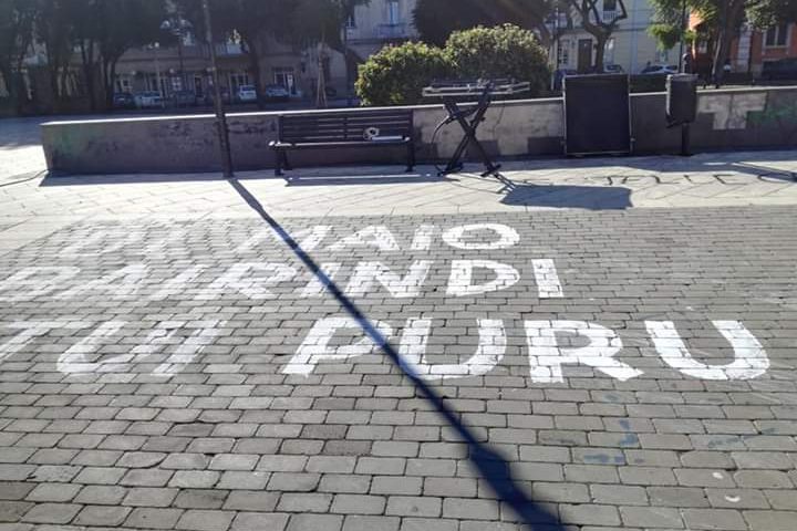 Non tutti in città accoglieranno Di Maio a braccia aperte: ecco le scritte di piazza San Cosimo