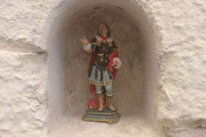 Rubata una statuina di Sant’Efisio nella chiesa di Santa Restituta durante il dibattito politico, l’appello della Diocesi