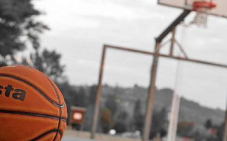 Domani al Poetto sarà posizionato un nuovissimo canestro da basket sul playground del Lungomare