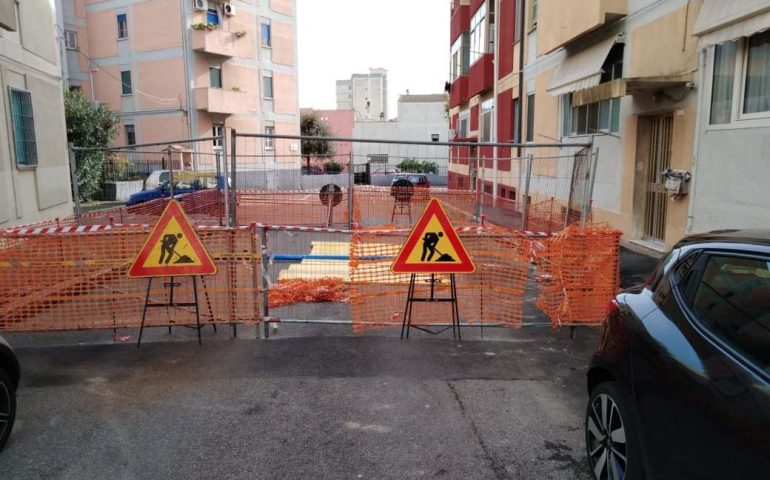 Cagliari, via Melaghetto: cede l’asfalto e sotto una profonda voragine, strada chiusa al traffico (FOTO)