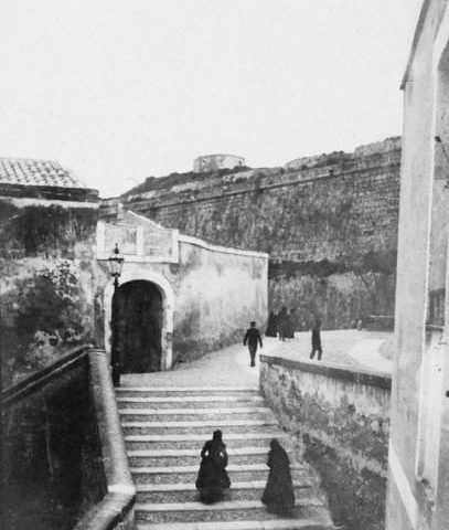 La Cagliari che non c’è più: un angolo di Villanova che non esiste più in una foto del 1895