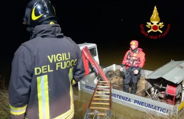 ARborea autocarro in un canale vigili del fuoco