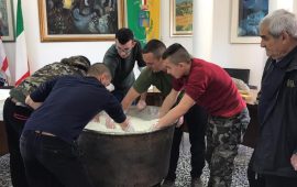 Il sindaco di Serri e i pastori preparano il formaggio in Consiglio Comunale