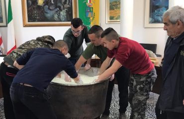 Il sindaco di Serri e i pastori preparano il formaggio in Consiglio Comunale