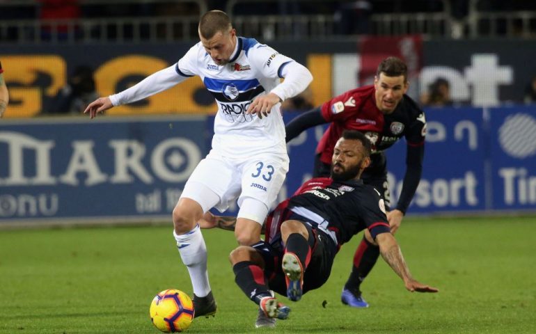 Un Cagliari sfortunato contiene ma non morde: l’Atalanta strappa i tre punti alla Sardegna Arena