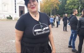 La maglietta Aushwitzland indossata dalla militante di Forza Nuova