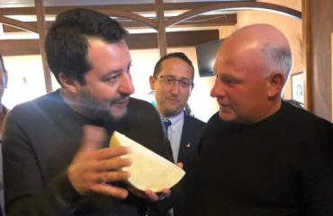 Pecorino e malloreddus Salvini ghiotto di cibo sardo (evd)