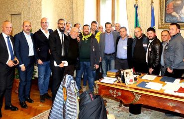 Salvini con i pastori sardi