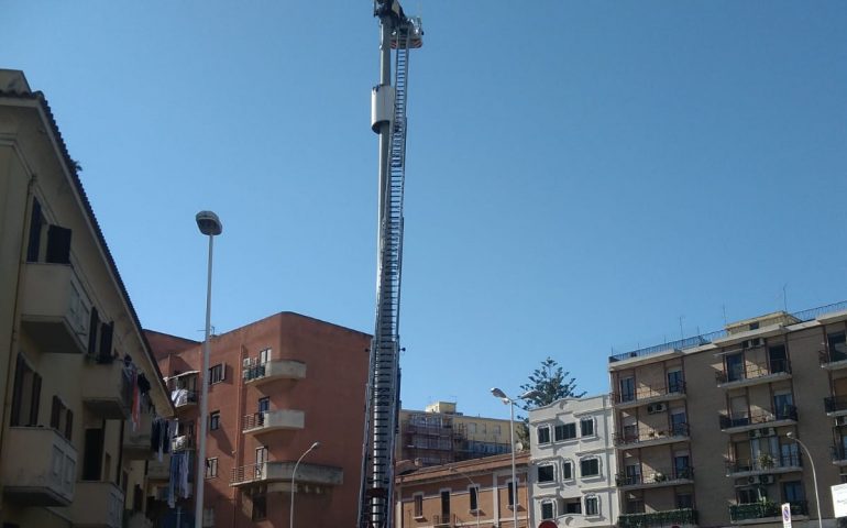 Paura in piazza Maremma a Cagliari. A fuoco la cima dell’antenna