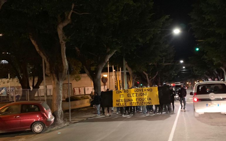 (Video) Corteo contro il governo e le elezioni. A Cagliari un centinaio di persone sfilano in centro