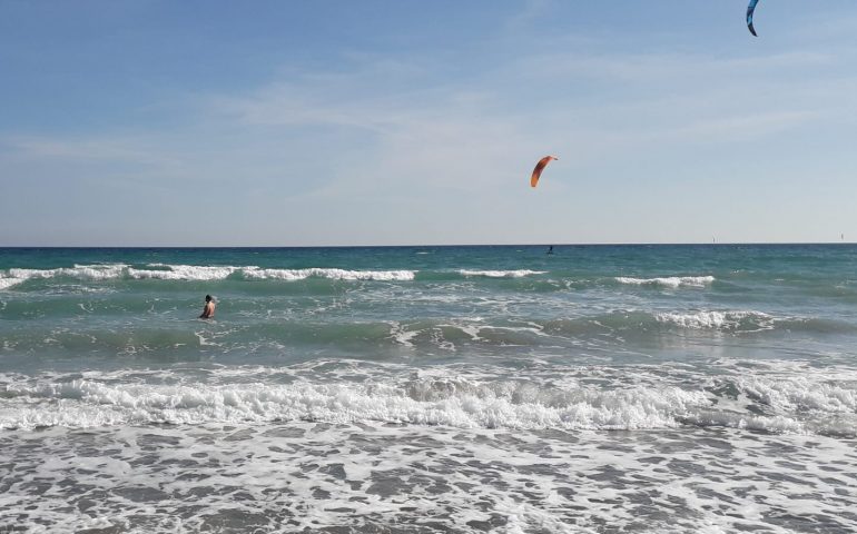 Un altro giorno di sole a Cagliari: c’è chi ne approfitta per fare un bel bagno