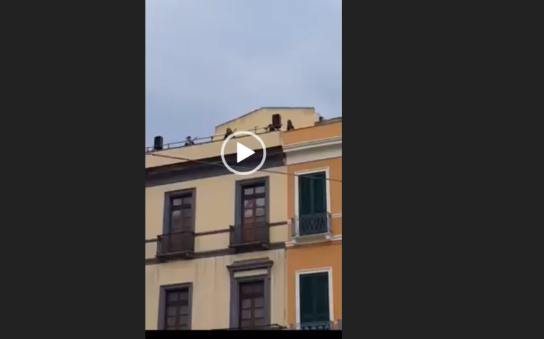 (VIDEO) Cagliari come Londra: da un terrazzo di piazza Yenne cantano i Beatles (o quasi)