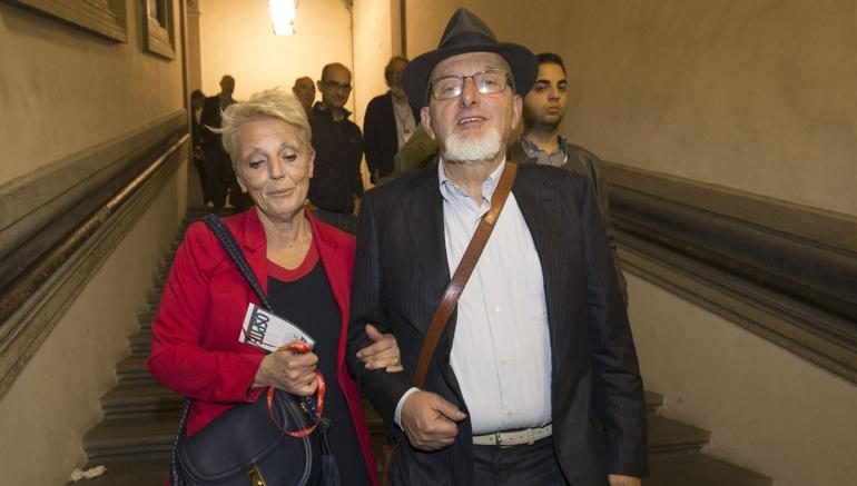 Tiziano Renzi e Laura Bovoli agli arresti domiciliari per false fatturazioni. Il figlio Matteo: “Provvedimento assurdo”
