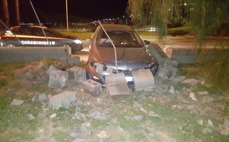 Viale Poetto: si da alla fuga dopo aver rubato e si schianta su un muretto