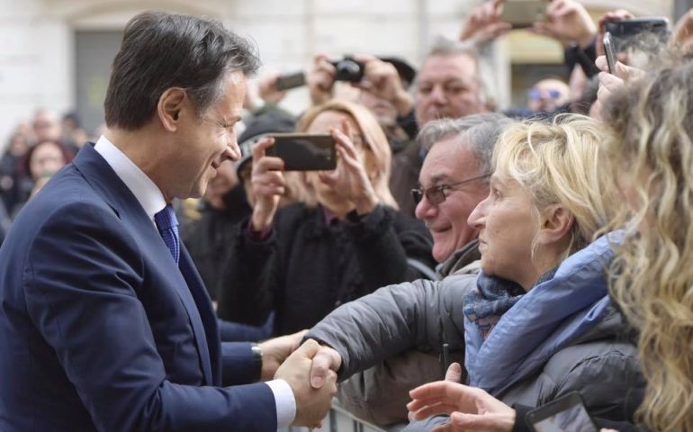 Il presidente del Consiglio Giuseppe Conte è arrivato all’aeroporto militare di Decimomannu