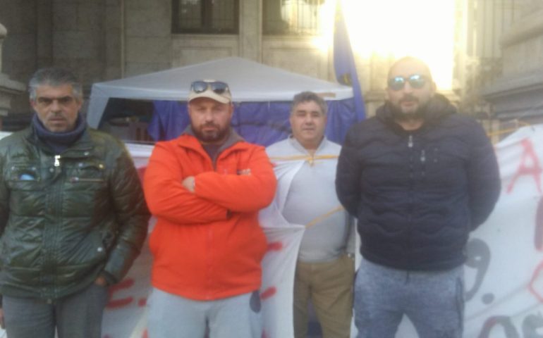 (VIDEO) Ex dipendenti De Vizia, la protesta continua: “Ridateci lavoro e dignità”