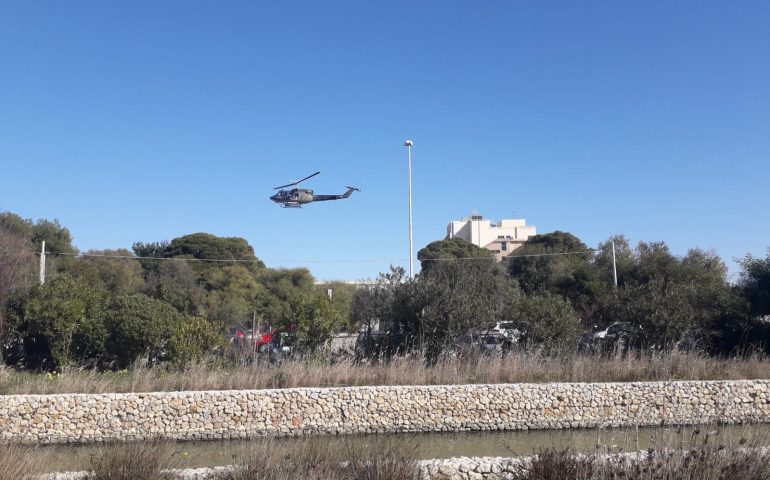 Elicottero militare prova 5 volte l’atterraggio: un’esercitazione tra Ospedale Marino e fenicotteri?