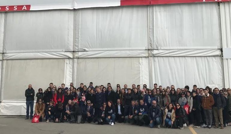 Novanta ragazzi Erasmus dell’Università di Cagliari in visita alla base di Luna Rossa