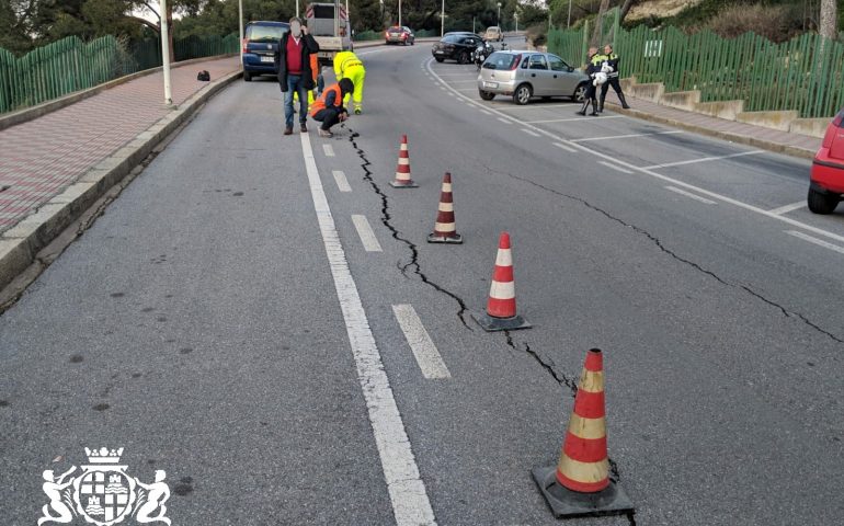 Lunga e profonda spaccatura nell’asfalto in viale Europa: strada transennata e ridotta a una corsia