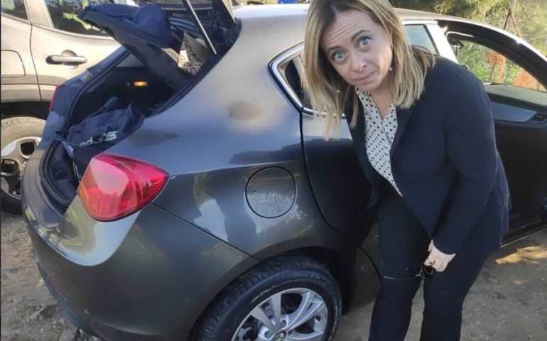 Giorgia Meloni in giro in Sardegna buca e posta la foto su Twitter: “Bisogna cambiare registro”